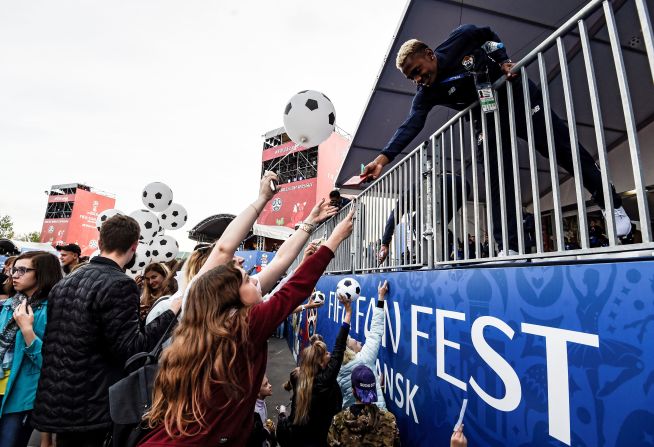 El defensor panameño Michael Murillo firma autógrafos durante la ceremonia de apertura del FIFA Fan Fest en Saransk, este martes. La Copa Mundial Rusia 2018 comienza este jueves y por las calles de las ciudades sede ya son recorridas por los miles de aficionados que han llegado a ver a sus equipos.