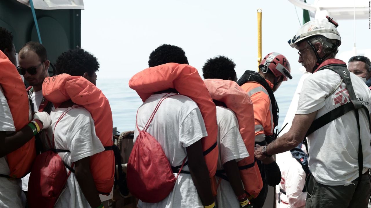 CNNE 533451 - inmigrantes rescatados en el mediterraneo, rumbo a espana