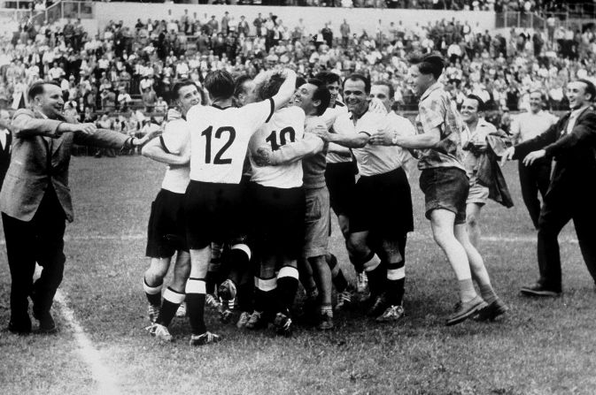 Suiza fue el siguiente destino de la Copa del Mundo de Fútbol en 1954. En esa ocasión, el trofeo se lo llevó la República Federal de Alemania.