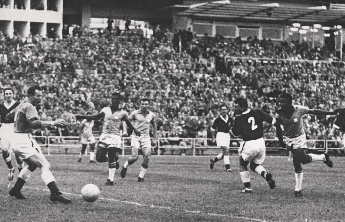 En 1958, el Mundial de Fútbol fue en Suecia. En esa ocasión ganó Brasil, equipo en el que jugó un joven Pelé, quien tenía 17 años.