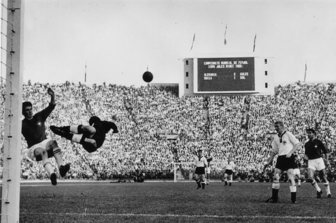 Chile fue la sede del Mundial de 1962, que también lo ganó Brasil. En la imagen, partido de la primera ronda entre Suiza y Alemania.