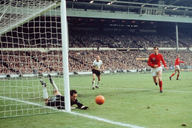 1966 y el Mundial regresa a Europa para jugarse en Inglaterra. Lo ganó la selección anfitriona en este partido contra Alemania en el estadio de Wembley, en Londres.