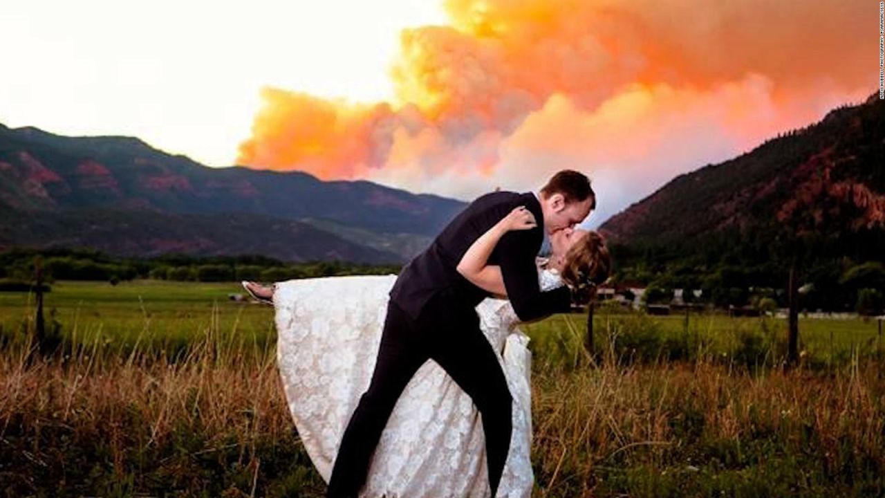 CNNE 533593 - fotos de boda frente a un incendio forestal