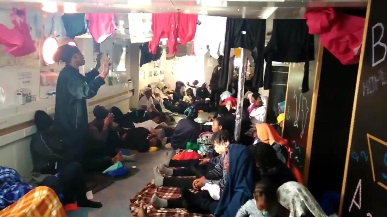 CNNE 533618 - asi viven los migrantes a bordo del barco aquarius