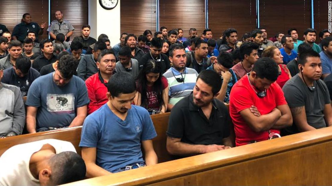 Foto tomada este lunes en un tribunal federal en McAllen, Texas, donde los acusados enfrentan un cargo federal de delito menor por ingresar ilegalmente a Estados Unidos.