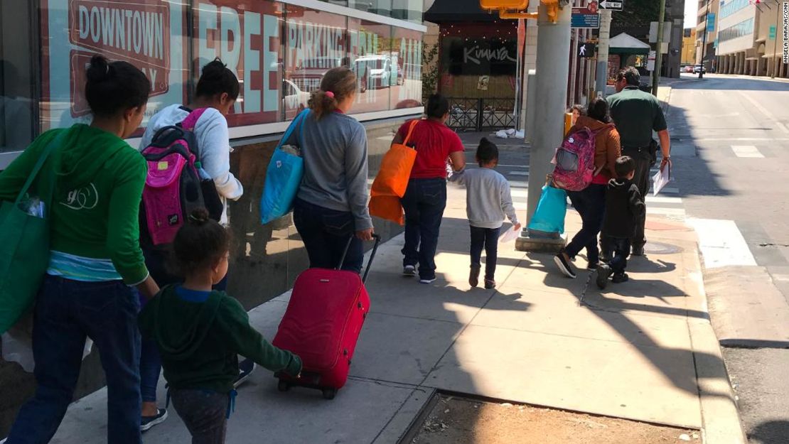 Mujeres indocumentadas y sus hijos que son liberados de la custodia del ICE y caminan a una estación de autobuses en San Antonio para continuar con su viaje.