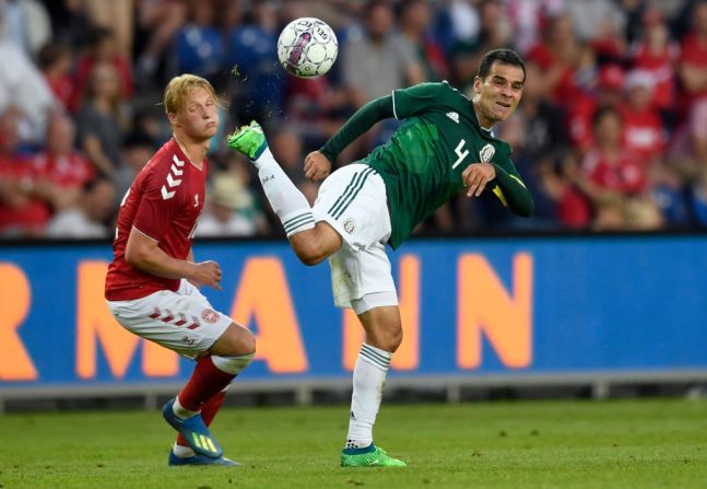 Rafa Márquez, México — Con su participación en Rusia 2018 a sus 39 años, este veterano de la selección mexicana se convierte en el tercer hombre en la historia de los mundiales en jugar cinco mundiales de la FIFA, pues ha ido a Corea - Japón 2002, Alemania 2006, Sudáfrica 2010 y Brasil 2014. ¿Le alcanzará para llegar a Qatar 2022? En esta foto aparece junto a Kasper Dolberg (a la izquierda) en un partido amistoso entre Dinamarca y México el 9 de junio de 2018 en Brondby.