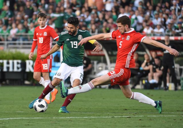 Oribe Peralta, México — El delantero de la selección mexicana de fútbol tiene 34 años y llega a su segundo Mundial después de Brasil 2014, donde jugó cuatro partidos. Con la ‘Tri’ jugó 16 partidos para las eliminatorias al Mundial y marcó 6 goles. Peralta estuvo en los Juegos Olímpicos de Río 2016, pero su participación fue suspendida debido a una fractura en la nariz en el segundo partido de la fase de grupos ante Fiyi. En esta foto aparece Peralta (centro), durante un partido amistoso contra Wales, el 28 de mayo de 2018, en Pasadena, California.