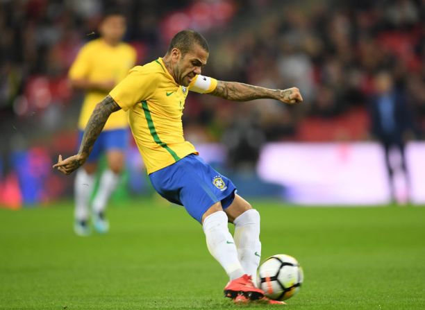 Dani Alves, Brasil — El de Rusia 2018 habría sido el tercer mundial para el defensa después de Sudáfrica 2010 y Brasil 2014. En esos mundiales jugó un total de 9 partidos. Pero Alves, de 35 años, no participará en Rusia 2018 por una lesión en la rodilla que sufrió en un partido con el Paris Saint German. ¿Llegará a Qatar 2022?… solo el tiempo lo dirá. En esta foto aparece Alves durante un partido amistoso entre Brasil e Inglaterra, el 14 de noviembre de 2017 en Londres.