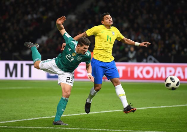 Thiago Silva, Brasil — El defensa brasileño tiene 33 años. Participó en el mundial de Brasil 2014 y fue a Sudáfrica 2010 como suplente de la selección brasileña. Acumula 71 partidos internacionales, 6 de ellos en Copas del y 7 en eliminatorias mundialistas, según la FIFA, que agrega como dato curioso que desde que Silva debutó con la selección de fútbol de Brasil en 2008 “jugó más partidos amistosos que oficiales”. En esta foto aparece Silva, a la derecha, junto a Mario Gómez de Alemania, durante un amistoso internacional de Alemania vs. Brasil en Berlín, el 27 de marzo de 2018.