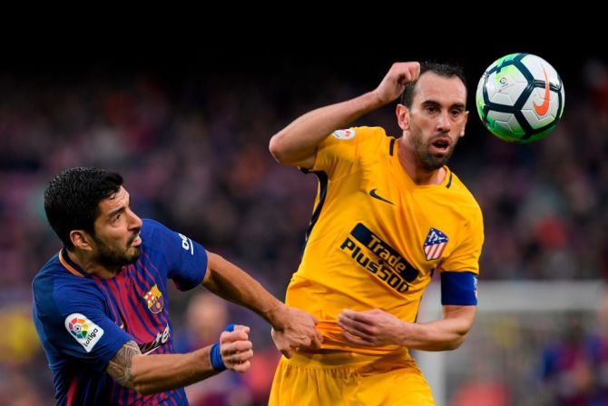 Diego Godín, Uruguay — Es uno de los pilares de la selección de fútbol de Uruguay, según la FIFA. Godín, de 32 años, irá a Rusia 2018 tras participar en los Mundiales de Sudáfrica 2010 y Brasil 2014. Acumula 116 partidos internacionales y 8 goles con la selección de Uruguay. Para las eliminatorias a Rusia estuvo presente en 16 de los 18 partidos, llegando a ser el uruguayo con más tiempo en las canchas después de Fernando Muslera, según la FIFA. En esta foto aparece de camiseta amarilla a la derecha durante un partido entre el Atlético de Madrid y el Barcelona, el 4 de marzo de 2018.