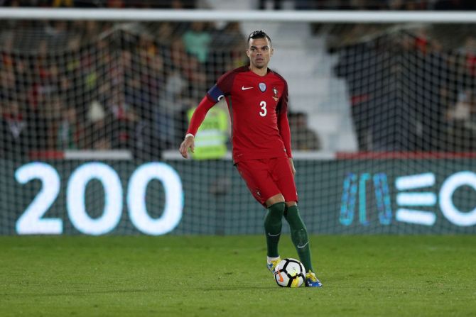 Pepe, Portugal — Képler Laverán Lima Ferreira, conocido como Pepe, juega como defensa en la selección de Portugal, tiene 35 años y completó 5 goles con la selección nacional. Rusia 2018 será su tercer mundial después de Sudáfrica 2010 y Brasil 2014. Pepe, nacido en Brasil y nacionalizado en Portugal en 2007, fue elegido como mejor jugador de la final de la Euro 2016 en la que Portugal conquistó su primer título internacional.