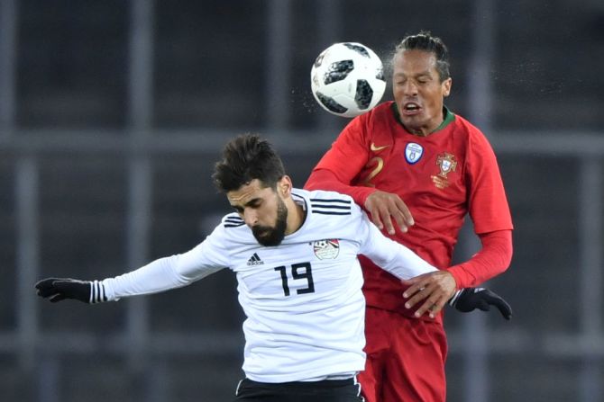 Bruno Álves, Portugal — El defensa de Portugal tiene 36 años. Jugó para la selección nacional en los mundiales de Sudáfrica 2010 y Brasil 2014 y participó en tres partidos de clasificación para el Mundial de 2018. Rusia será su tercera Copa del Mundo y tal vez “su último gran torneo con la selección de Portugal”, según la FIFA. En esta foto aparece de rojo, a la derecha, junto al mediocampista de Egipto Abdallah Said en un partido amistoso en Zúrich, el 23 de marzo de 2018.