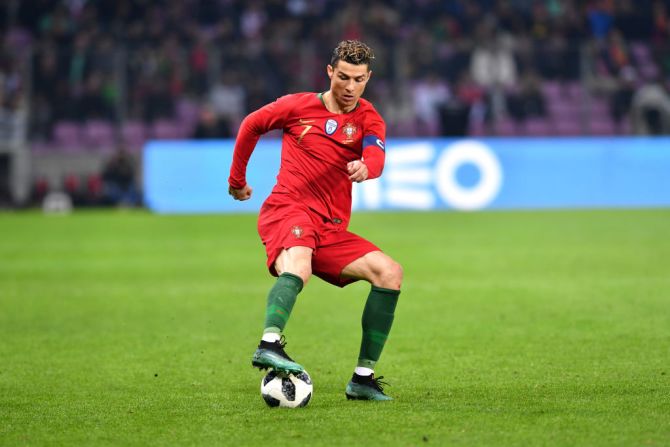 Cristiano Ronaldo, Portugal — El crack del Real Madrid llega a su cuarto Mundial en Rusia 2018 a sus 33 años. ¿Podrá llegar a Qatar 2022? Ronaldo ya consiguió la primera Eurocopa de Portugal en 2016 y ahora busca establecer el récord de ser el jugador en marcar más goles en más de tres campeonatos mundiales, así como levantar por primera vez la Copa Mundo con su selección nacional. ¿Lo logrará?.