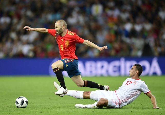 Andrés Iniesta, España — Tiene 34 años y Rusia será su última parada mundialista con la camiseta de la Selección de Fútbol de España. Iniesta (de rojo en la foto) tuvo su debut mundialista en 2006 y ha participado en los mundiales de Alemania, Sudáfrica y Brasil. En 2010 fue el autor del gol que le dio la Copa Mundo a España ante Holanda. ¿Repetirá la hazaña en la final de Rusia 2018?.