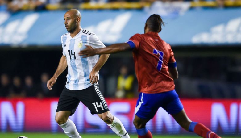 Javier Mascherano, Argentina — El defensa argentino tiene 34 años y Rusia 2018 será su cuarto mundial consecutivo después de Alemania 2006, Sudáfrica 2010 y Brasil 2014. Mascherano en uno de los jugadores que irán a Rusia 2018 que han disputado más partidos en los Mundiales, con 16 encuentros, según la FIFA. En esta foto aparece Mascherano (a la izquierda) junto a Fabien Vorbe durante un encuentro amistoso contra Haití en Buenos Aires, Argentina, el 29 de mayo de 2018.