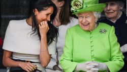 CNNE 533854 - meghan markle inicia gira publica con la reina isabel ii