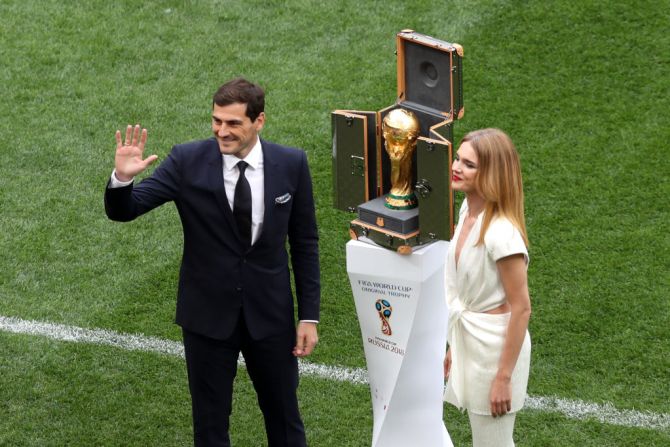 El portero español Iker Casillas y la modelo Natalia Vodianova exhibieron el trofeo mundialista antes del partido inaugural entre Rusia y Arabia Saudita en el estadio Luzhniki de Moscú.