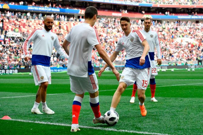 El jugador de la selección nacional de Rusia Aleksey Miranchuk (segundo a la derecha) calienta antes del encuentro contra Arabia Saudita.