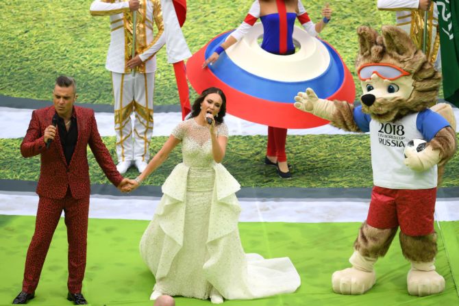 Robbie Williams y Aida Garifullina junto a Zabivaka, la mascota del Mundial, durante la presentación inaugural en el estadio Luzhniki de Moscú.