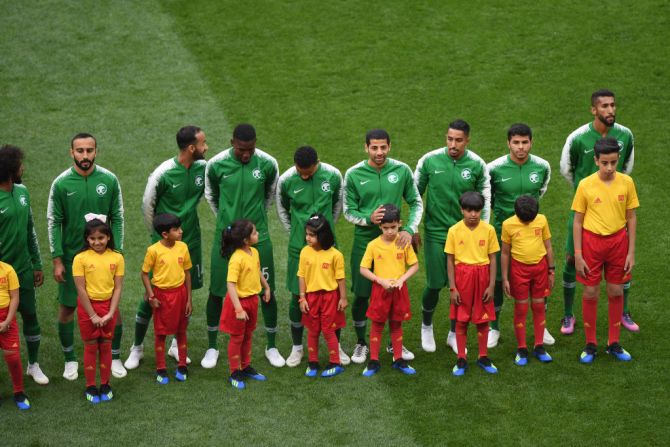 Arabia Saudita durante los actos protocolares antes del primer juego de Rusia 2018 con el equipo anfitrión en Moscú.