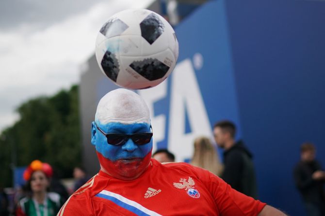 Un fanático ruso con una bandera de Rusia pintada en su cara, celebra en el Fan Fest de la FIFA en la Universidad Estatal de Moscú, donde los fanáticos se reunieron a ver el primer partido del Mundial.