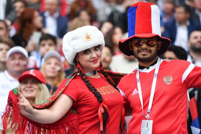 Fanáticos de Rusia en el Mundial celebran el inicio de la Copa Mundo 2018 en el estadio de Moscú.