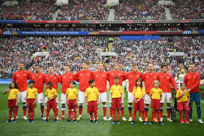 Los jugadores rusos durante los actos de protocolo antes del primer partido del Mundial.