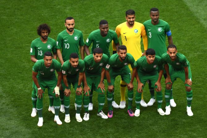 Arabia Saudita, el equipo contenedor de Rusia, antes de que inicie el juego.