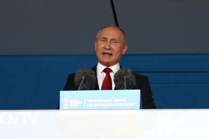 El presidente de Rusia Vladimir Putin le dio la bienvenida a los fanáticos que asisten al Mundial de Rusia en el estadio Luzhniki el 14 de junio de 2018.