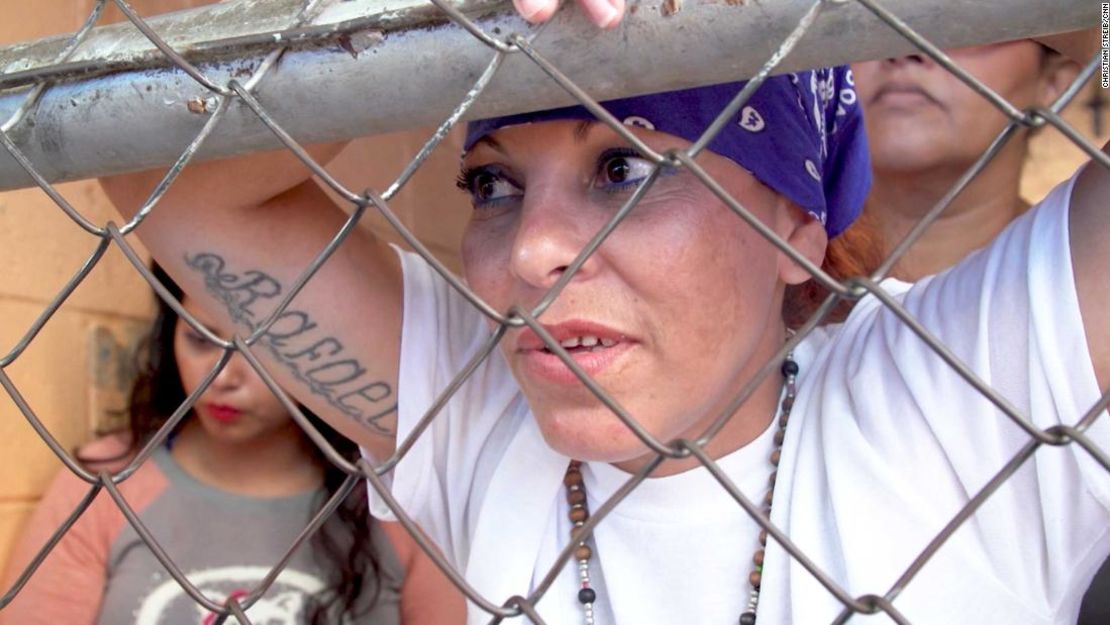 Roxana, fotografiada con un pañuelo azul, dijo que se ha retirado de las pandillas.