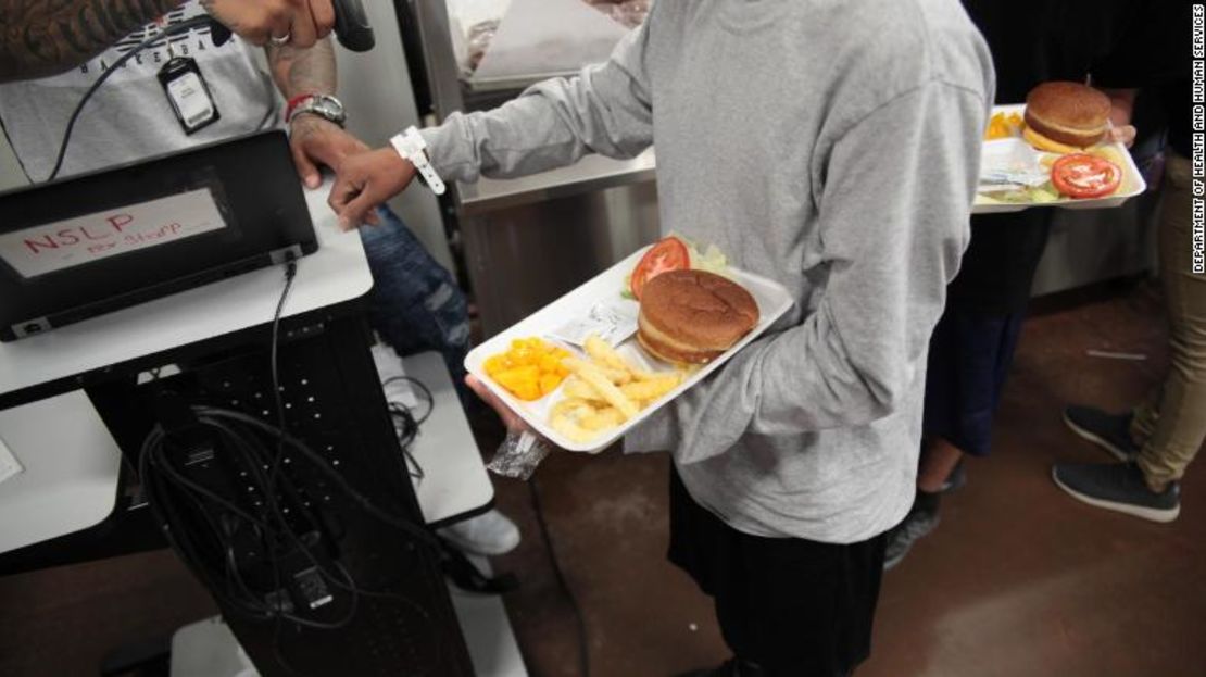 Un niño recibe una comida en el albergue Casa Padre, en Brownsville, Texas.