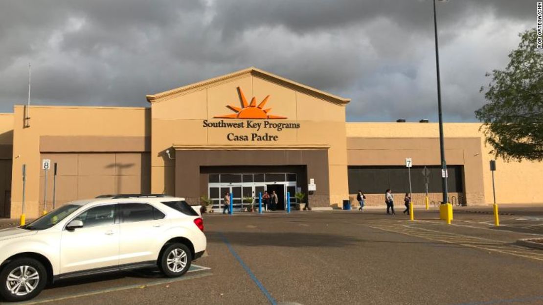 El refugio Casa Padre en Brownsville se encuentra en las instalaciones de una antigua tienda de Walmart.