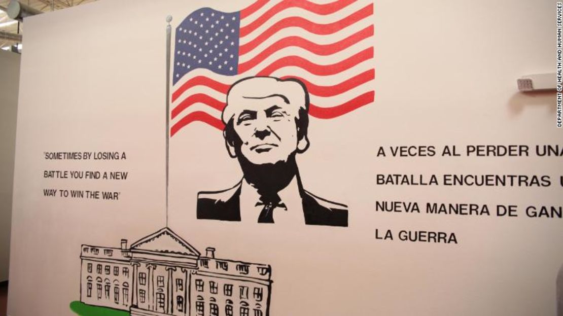 Un mural del presidente Donald Trump en el refugio.