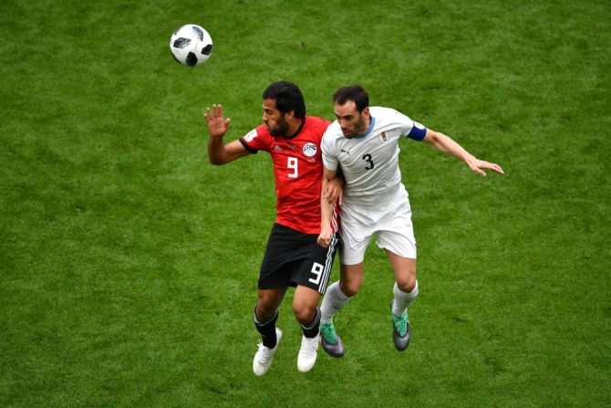 Diego Godín de Uruguay y Marwan Mohsen de Egipto luchan por el balón. Tras un primer tiempo muy parejo, el resultado terminó 0 -0 a los 45 minutos.