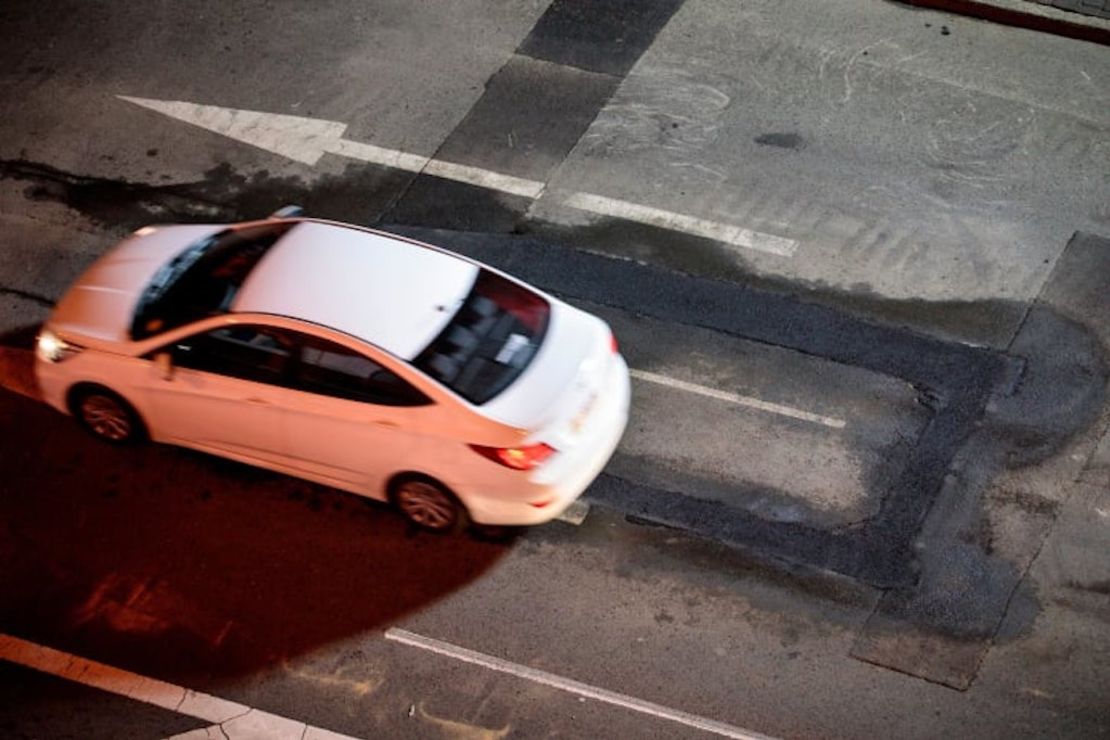 Un carro pasa sobre el lugar donde Mike Parr fue enterrado durante 72 horas, en Hobart, Australia.