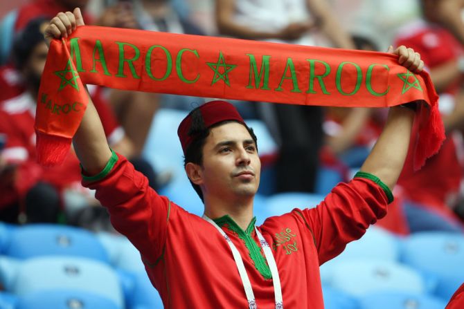 Un hincha de Marruecos alienta a su selección. El segundo partido del viernes fue entre Marruecos e Irán.