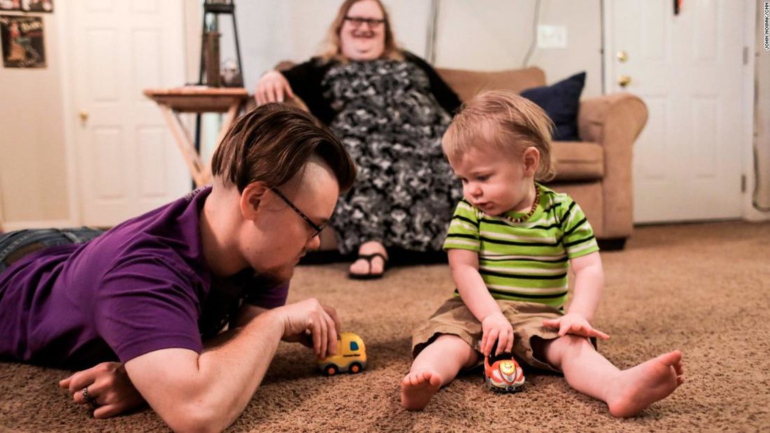 Sabastion juega con Jaxen en su casa, ubicada en los suburbios de Atlanta. “Seré un mejor padre sintiéndome cómodo conmigo mismo”, aseguró.