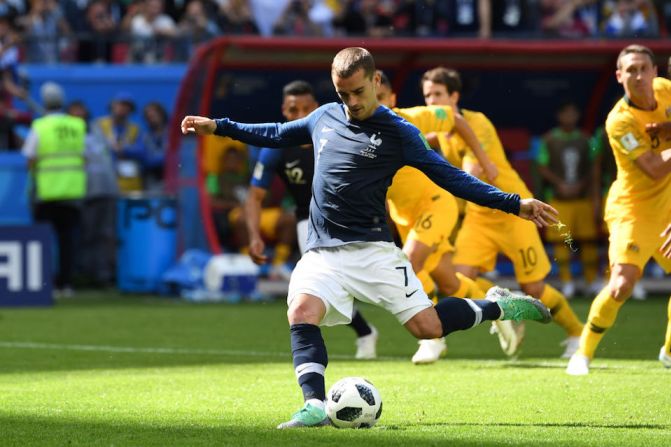 Antoine Griezmann anotó el primer gol de Francia mediante un penalti otorgado tras revisión del VAR.