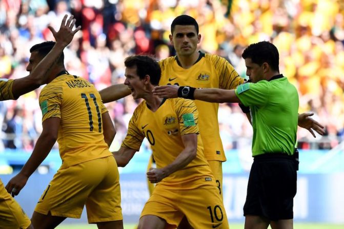 Un penalti por mano de Umtiti en el área le dio el empate a los australianos.