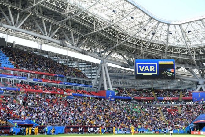 El sistema de videoarbitraje, mejor conocido como VAR, se estrenó en el Mundial en el partido Francia - Australia.