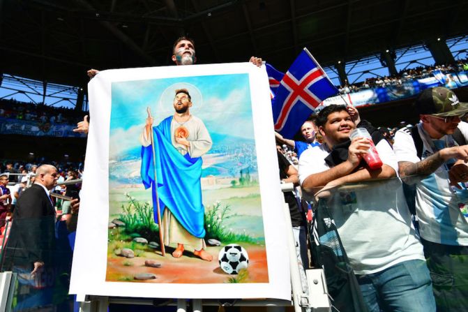 Fanáticos de Argentina e Islandia en las gradas del estadio Spartak en Moscú.