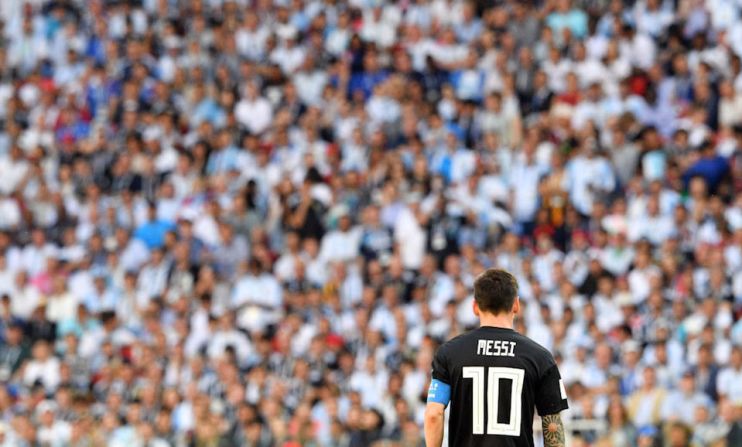 Argentina empataba con Islandia cuando se marcó un penalti a su favor y todos los ojos se enfocaron sobre el cobrador, Messi. (Photo by Mladen ANTONOV / AFP) / RESTRICTED TO EDITORIAL USE - NO MOBILE PUSH ALERTS/DOWNLOADS.