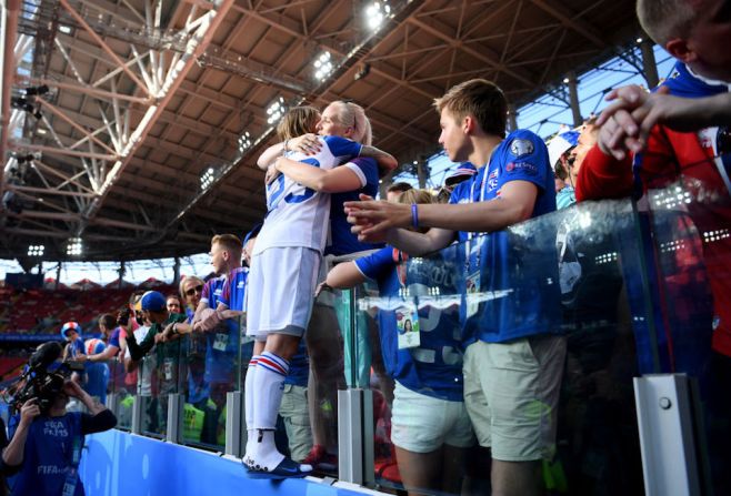 Ari Skulason de Islandia celebra con familiares y fanáticos en las gradas del estadio.