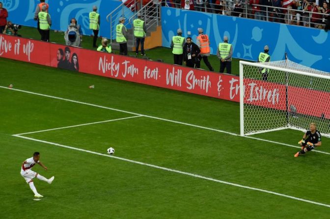 Christian Cueva falló un penalti que pudo darle la ventaja a Perú.