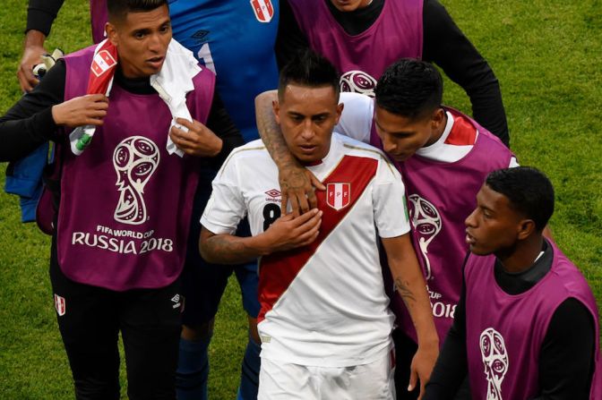 Cueva fue arropado por sus compañeros al medio tiempo, luego de su fallo desde el punto de penalti.