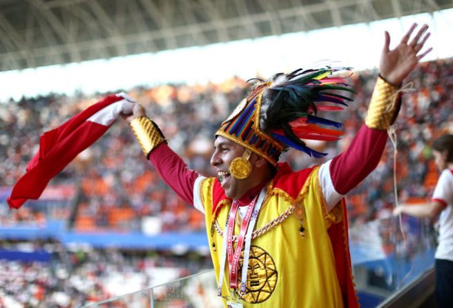 Un fanático peruano antes del inicio del partido.