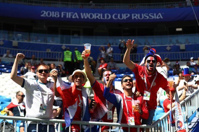 El primer partido de la jornada de este domingo en Rusia 2018 fue el de Costa Rica contra Serbia en el estadio Samara Arena. En la foto, fanáticos de Costa Rica en el estadio.