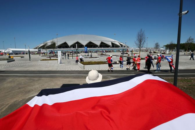 Fanáticos de Costa Rica llegan al Samara Arena.