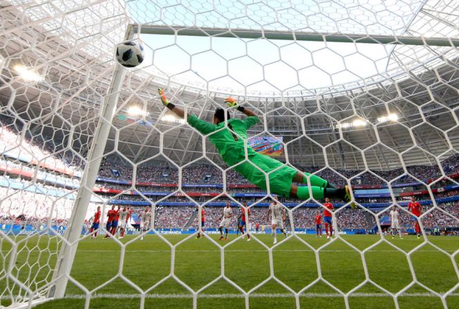 Pero Navas no pudo detener un tiro libre de Kolarov que se clavó en el ángulo. Serbia ganó el partido con marcados de 1-0.